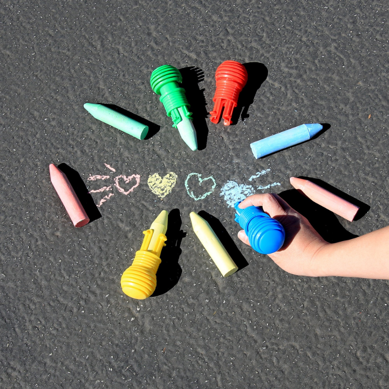 BAZIC 4 Sidewalk Chalk & 1 Chalk Holder